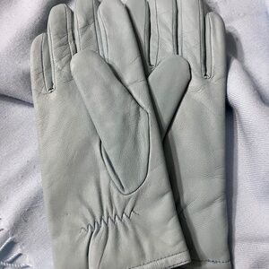 Leather gloves in Baby Blue!